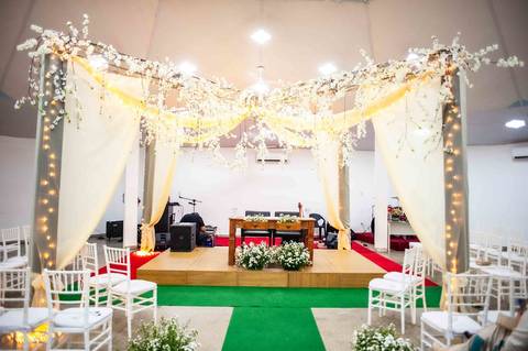 passarela com tapete verde  alta com flores '