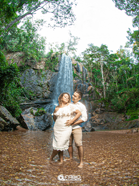 Cachoeira  do tororó  casal ensaio  romântico pre-wedding'