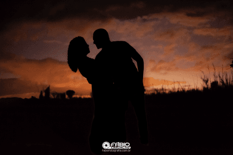 Por do sol vestido vermelho  casal ensaio  romântico pre-wedding'