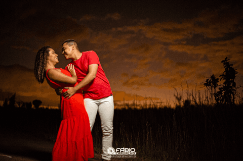 Por do sol vestido vermelho  casal ensaio  romântico pre-wedding'
