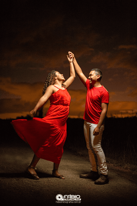 Por do sol vestido vermelho  casal ensaio  romântico pre-wedding'