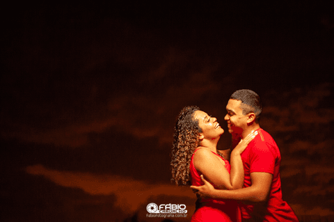 Por do sol vestido vermelho  casal ensaio  romântico pre-wedding'