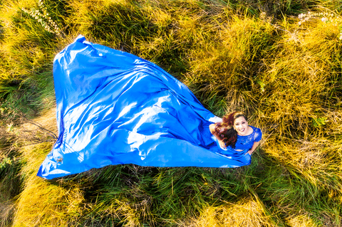 cachoeira do tororó - Leidy - 30 anos - fotografia em rio -  ensaio feminíno - vestido azul - nikon para ensaio fotográfico - mulher brasileira -  fabio carvalho - helenicebernardemake foto de drone '