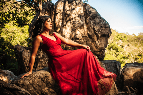 cachoeira do tororó - Leidy - 30 anos - fotografia em rio -  ensaio feminíno - vestido vermelho - nikon para ensaio fotográfico - mulher brasileira -  fabio carvalho - helenicebernardemake'