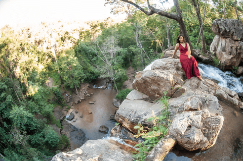 cachoeira do tororó - Leidy - 30 anos - fotografia em rio -  ensaio feminíno - vestido vermelho - nikon para ensaio fotográfico - mulher brasileira -  fabio carvalho - helenicebernardemake'