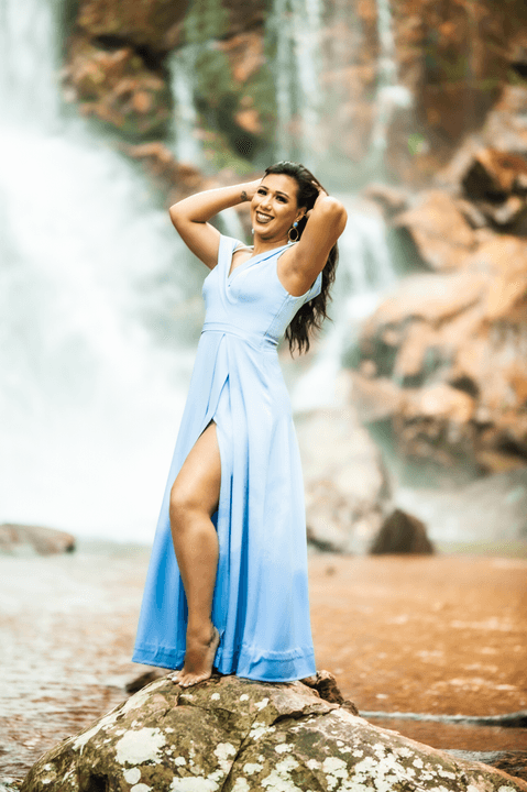 cachoeira do tororó - Leidy - 30 anos - fotografia em rio -  ensaio feminíno - vestido azul - nikon para ensaio fotográfico - mulher brasileira -  fabio carvalho - helenicebernardemake'