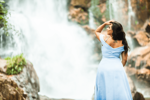 cachoeira do tororó - Leidy - 30 anos - fotografia em rio -  ensaio feminíno - vestido azul - nikon para ensaio fotográfico - mulher brasileira -  fabio carvalho - helenicebernardemake'