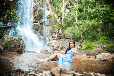cachoeira do tororó - Leidy - 30 anos - fotografia em rio -  ensaio feminíno - vestido azul - nikon para ensaio fotográfico - mulher brasileira -  fabio carvalho - helenicebernardemake'