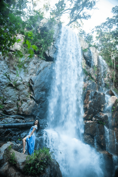 cachoeira do tororó - Leidy - 30 anos - fotografia em rio -  ensaio feminíno - vestido azul - nikon para ensaio fotográfico - mulher brasileira -  fabio carvalho - helenicebernardemake'