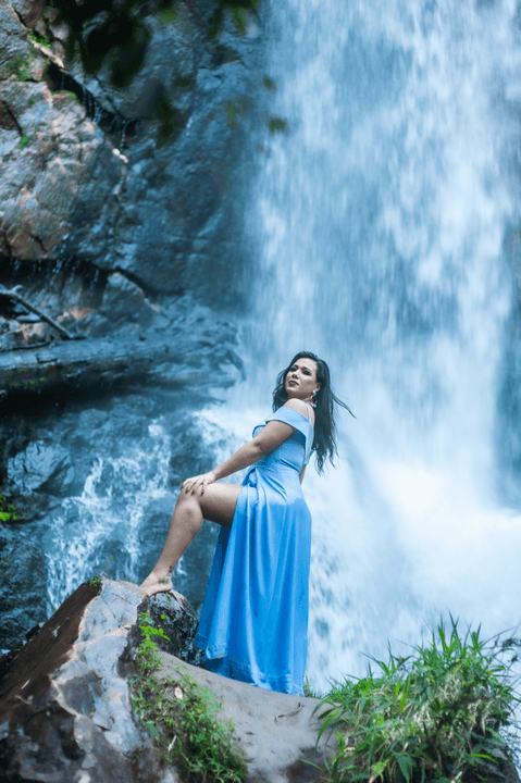 cachoeira do tororó - Leidy - 30 anos - fotografia em rio -  ensaio feminíno - vestido azul - nikon para ensaio fotográfico - mulher brasileira -  fabio carvalho - helenicebernardemake'