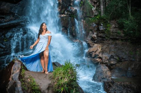 cachoeira do tororó - Leidy - 30 anos - fotografia em rio -  ensaio feminíno - vestido azul - nikon para ensaio fotográfico - mulher brasileira -  fabio carvalho - helenicebernardemake'