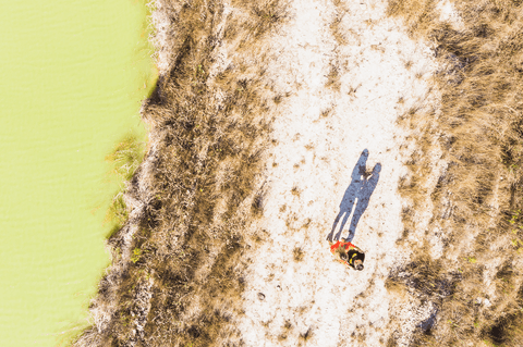 dunas - casal-prewedding-brasilia-samanbaia-drone-dji- foto-aeria-criatividade-vestido-laranja'