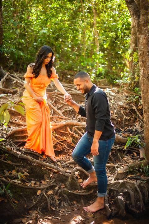 ensaio prewendding - carla e gabrial - casal  na cachoeira - vestido laranja - ensaio de casal - cachoeira -    '