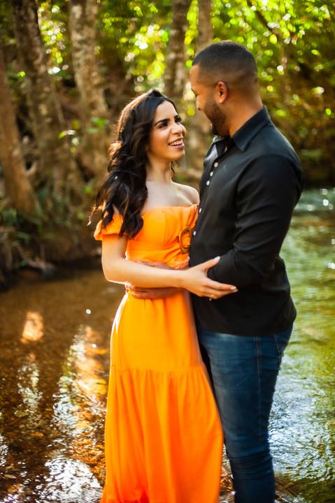 ensaio prewendding - carla e gabrial - casal  na cachoeira - vestido laranja - ensaio de casal - cachoeira - '