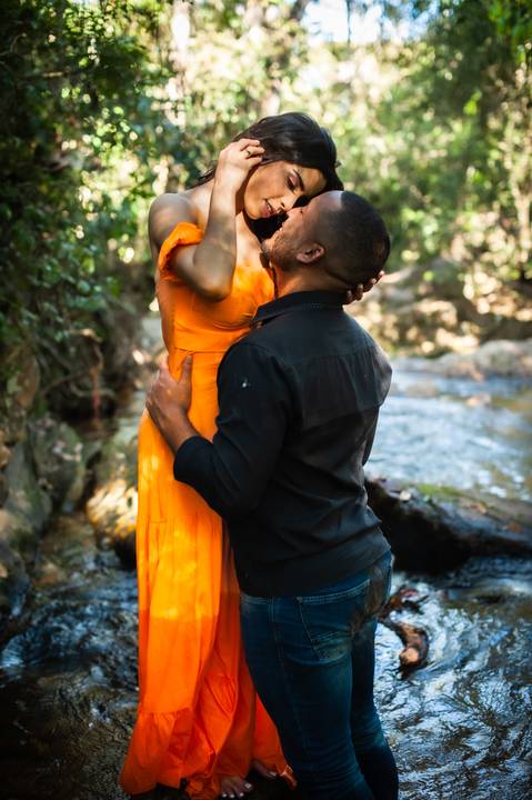 ensaio prewendding - carla e gabrial - casal  na cachoeira - vestido laranja - ensaio de casal - cachoeira - '