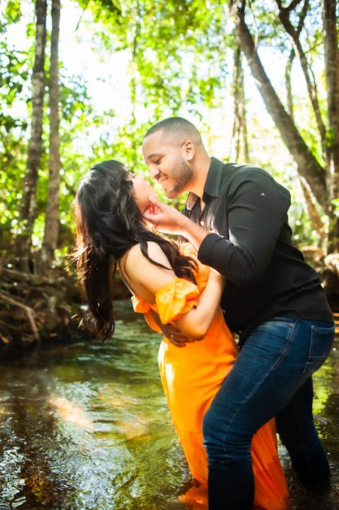 ensaio prewendding - carla e gabrial - casal  na cachoeira - vestido laranja - ensaio de casal - cachoeira - '