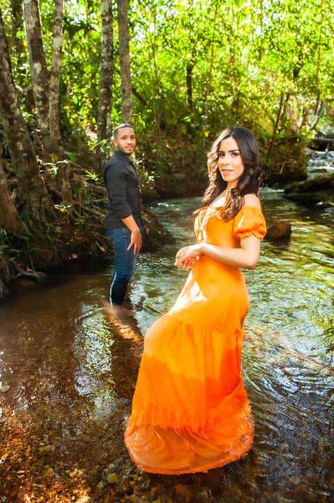 ensaio prewendding - carla e gabrial - casal  na cachoeira - vestido laranja - ensaio de casal - cachoeira - '