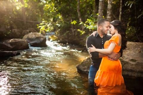 ensaio prewendding - carla e gabrial - casal  na cachoeira - vestido laranja - ensaio de casal - cachoeira - '