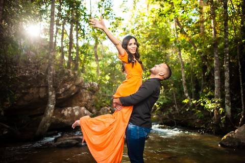 ensaio prewendding - carla e gabrial - casal  na cachoeira - vestido laranja - ensaio de casal - cachoeira - '