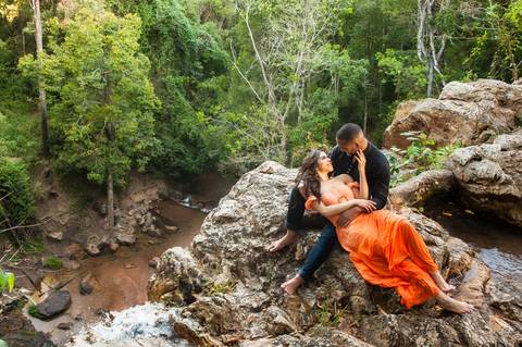 ensaio prewendding - carla e gabrial - casal  na cachoeira - vestido laranja - ensaio de casal - cachoeira - '