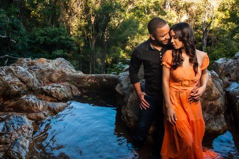 ensaio prewendding - carla e gabrial - casal  na cachoeira - vestido laranja - ensaio de casal - cachoeira - '