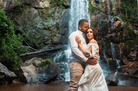 ensaio prewendding - carla e gabrial - casal  na cachoeira - vestido laranja - ensaio de casal - cachoeira - '