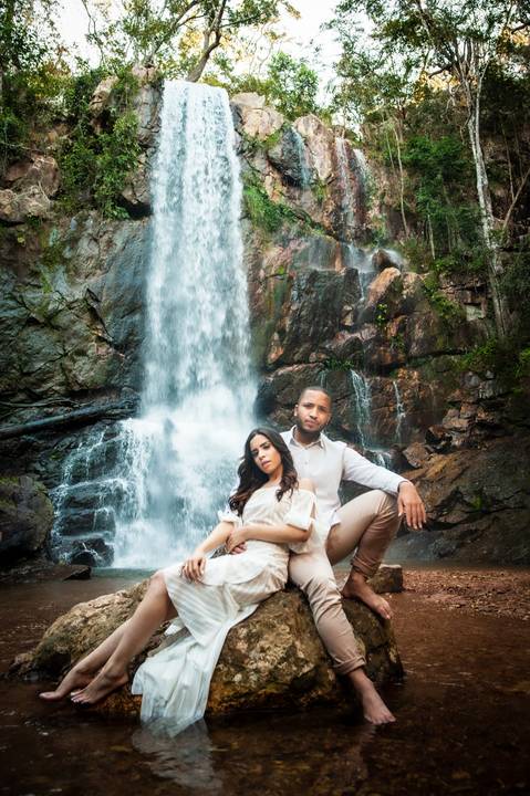 ensaio prewendding - carla e gabrial - casal  na cachoeira - vestido laranja - ensaio de casal - cachoeira - '