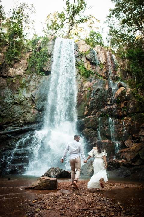 ensaio prewendding - carla e gabrial - casal  na cachoeira - vestido laranja - ensaio de casal - cachoeira - '