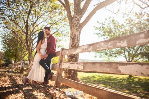 haras do morro - casal - prewedding- casl - brusa xadres e vestido branco - cowtry - ensaio de casal  - casamento '