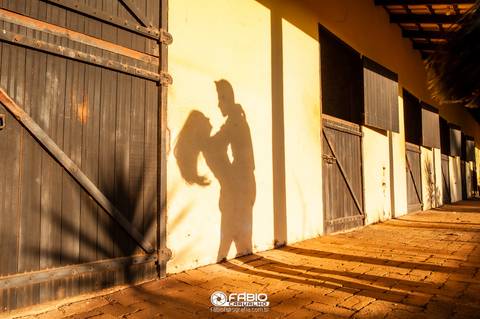 haras do morro - casal - prewedding- casl - brusa xadres e vestido branco - cowtry - ensaio de casal  - casamento  baia de cavalo sinuela '
