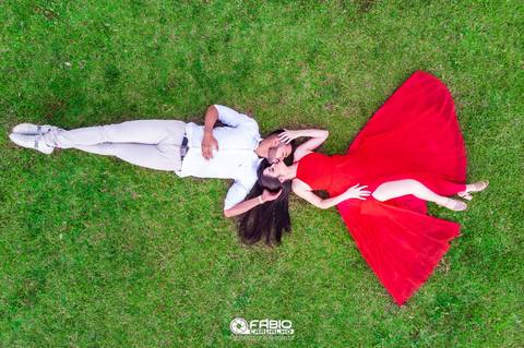 ensaio de casal - préwedding -  ensaio de casal com pinheiros  - haras do morro  - thaliaetiago - vestido laranja  - casal feliz - casamento em brasilia - ensaio de casal  em brasilia  - beira do lago   - pote haras do morro  - vestido vermelho - drone'