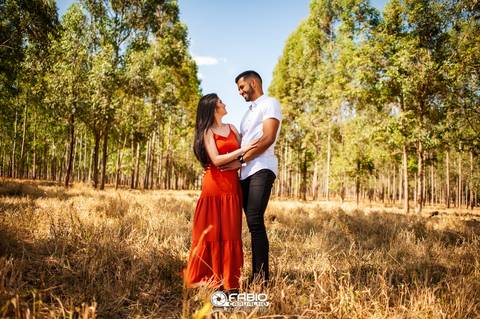 ensaio de casal - préwedding -  ensaio de casal com pinheiros  - haras do morro  - thaliaetiago - vestido laranja  - casal feliz - casamento em brasilia - ensaio de casal  em brasilia '