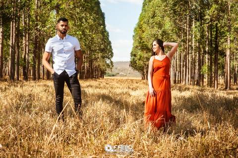 ensaio de casal - préwedding -  ensaio de casal com pinheiros  - haras do morro  - thaliaetiago - vestido laranja  - casal feliz - casamento em brasilia - ensaio de casal  em brasilia '