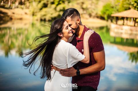 ensaio de casal - préwedding -  ensaio de casal com pinheiros  - haras do morro  - thaliaetiago - vestido laranja  - casal feliz - casamento em brasilia - ensaio de casal  em brasilia  - beira do lago  - coqueiros '