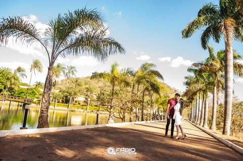 ensaio de casal - préwedding -  ensaio de casal com pinheiros  - haras do morro  - thaliaetiago - vestido laranja  - casal feliz - casamento em brasilia - ensaio de casal  em brasilia  - beira do lago  - coqueiros '