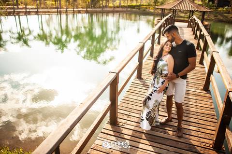 ensaio de casal - préwedding -  ensaio de casal com pinheiros  - haras do morro  - thaliaetiago - vestido laranja  - casal feliz - casamento em brasilia - ensaio de casal  em brasilia  - beira do lago  - coqueiros  - pote haras do morro '