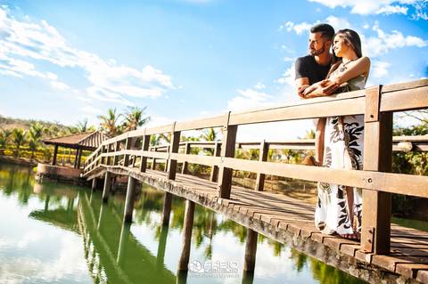 ensaio de casal - préwedding -  ensaio de casal com pinheiros  - haras do morro  - thaliaetiago - vestido laranja  - casal feliz - casamento em brasilia - ensaio de casal  em brasilia  - beira do lago  - coqueiros  - pote haras do morro '