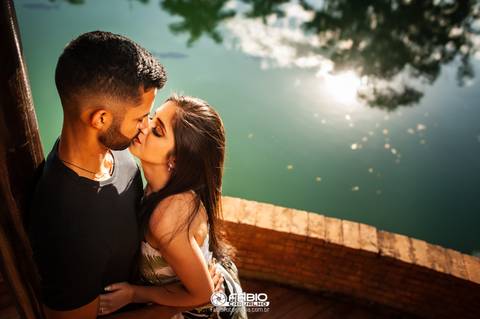 ensaio de casal - préwedding -  ensaio de casal com pinheiros  - haras do morro  - thaliaetiago - vestido laranja  - casal feliz - casamento em brasilia - ensaio de casal  em brasilia  - beira do lago  - coqueiros  - pote haras do morro '
