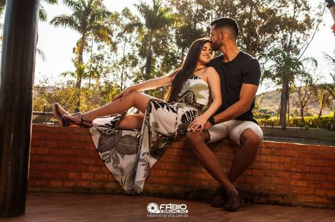 ensaio de casal - préwedding -  ensaio de casal com pinheiros  - haras do morro  - thaliaetiago - vestido laranja  - casal feliz - casamento em brasilia - ensaio de casal  em brasilia  - beira do lago  - coqueiros  - pote haras do morro '