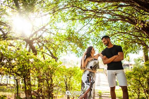 ensaio de casal - préwedding -  ensaio de casal com pinheiros  - haras do morro  - thaliaetiago - vestido laranja  - casal feliz - casamento em brasilia - ensaio de casal  em brasilia  - beira do lago  - coqueiros  - pote haras do morro '