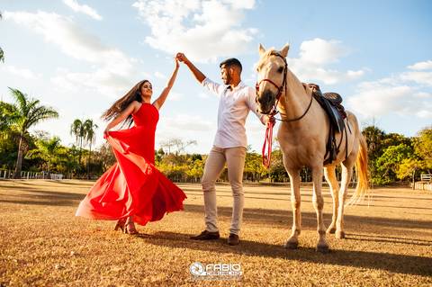 ensaio de casal - préwedding -  ensaio de casal com pinheiros  - haras do morro  - thaliaetiago - vestido laranja  - casal feliz - casamento em brasilia - ensaio de casal  em brasilia  - beira do lago  - coqueiros  - pote haras do morro '