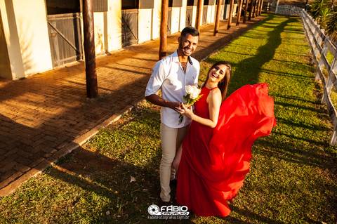 ensaio de casal - préwedding -  ensaio de casal com pinheiros  - haras do morro  - thaliaetiago - vestido laranja  - casal feliz - casamento em brasilia - ensaio de casal  em brasilia  - beira do lago   - pote haras do morro  - vestido vermelho'