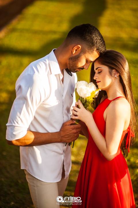 ensaio de casal - préwedding -  ensaio de casal com pinheiros  - haras do morro  - thaliaetiago - vestido laranja  - casal feliz - casamento em brasilia - ensaio de casal  em brasilia  - beira do lago   - pote haras do morro  - vestido vermelho'
