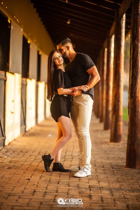 ensaio de casal - préwedding -  ensaio de casal com pinheiros  - haras do morro  - thaliaetiago - vestido laranja  - casal feliz - casamento em brasilia - ensaio de casal  em brasilia  - beira do lago   - pote haras do morro  - vestido vermelho'