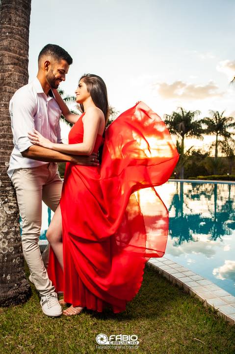ensaio de casal - préwedding -  ensaio de casal com pinheiros  - haras do morro  - thaliaetiago - vestido laranja  - casal feliz - casamento em brasilia - ensaio de casal  em brasilia  - beira do lago   - pote haras do morro  - vestido vermelho'