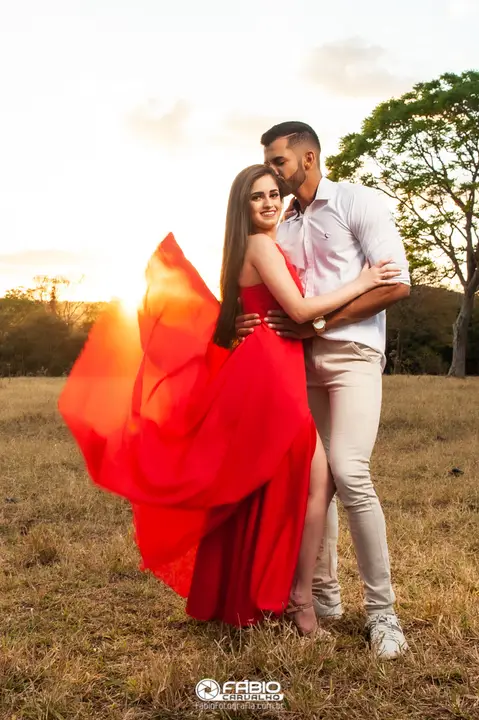 ensaio de casal - préwedding -  ensaio de casal com pinheiros  - haras do morro  - thaliaetiago - vestido laranja  - casal feliz - casamento em brasilia - ensaio de casal  em brasilia  - beira do lago   - - vestido vermelho -  fim de tarde '