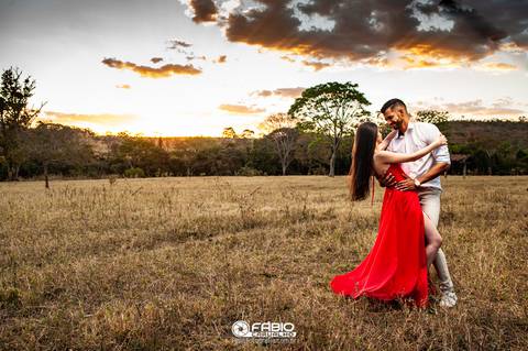 ensaio de casal - préwedding -  ensaio de casal com pinheiros  - haras do morro  - thaliaetiago - vestido laranja  - casal feliz - casamento em brasilia - ensaio de casal  em brasilia  - beira do lago   - pote haras do morro  - vestido vermelho'