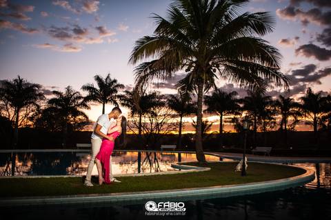 ensaio de casal - préwedding -  ensaio de casal com pinheiros  - haras do morro  - thaliaetiago - vestido laranja  - casal feliz - casamento em brasilia - ensaio de casal  em brasilia  - beira do lago   - pote haras do morro  -  fim de tarde '