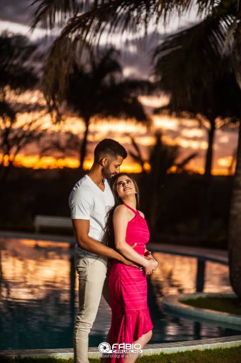 ensaio de casal - préwedding -  ensaio de casal com pinheiros  - haras do morro  - thaliaetiago - vestido laranja  - casal feliz - casamento em brasilia - ensaio de casal  em brasilia  - beira do lago   - pote haras do morro  -  fim de tarde '