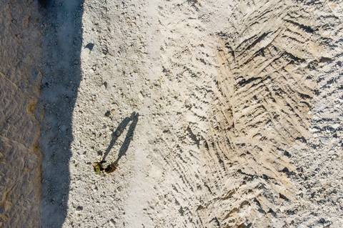 dunas  de areia  - casal - ensaio de casal - pre-weedding - ensaio fotográfico em brasília  - vestido verde- amor na fotografia - '